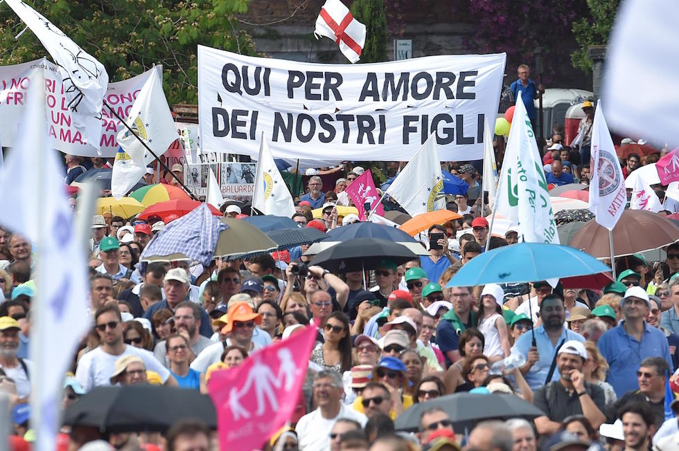 Un momento della manifestazione "Difendiamo i nostri figli" a piazza San Giovanni, Roma, 20 giugno 2015.  (ANSA/ETTORE FERRARI)